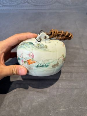 Two Chinese famille rose vases, two teapots and a Japanese wucai ewer, 19th C. — foto 30
