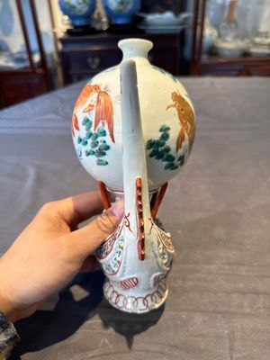 Two Chinese famille rose vases, two teapots and a Japanese wucai ewer, 19th C. — foto 3