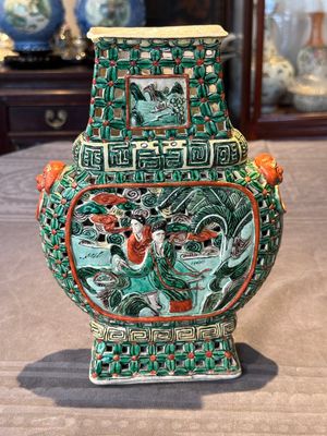 Two Chinese famille rose vases, two teapots and a Japanese wucai ewer, 19th C. — foto 38