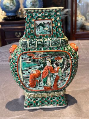Two Chinese famille rose vases, two teapots and a Japanese wucai ewer, 19th C. — foto 40