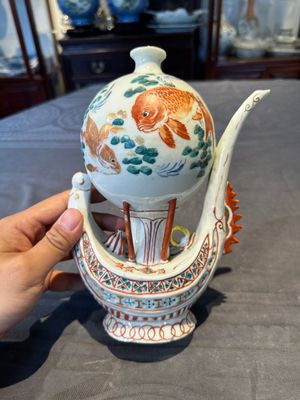 Two Chinese famille rose vases, two teapots and a Japanese wucai ewer, 19th C. — foto 4