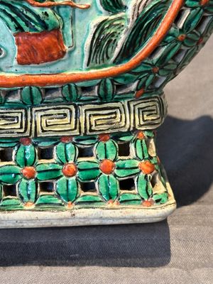 Two Chinese famille rose vases, two teapots and a Japanese wucai ewer, 19th C. — foto 49