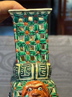 Two Chinese famille rose vases, two teapots and a Japanese wucai ewer, 19th C. — foto 50