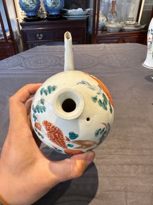 Two Chinese famille rose vases, two teapots and a Japanese wucai ewer, 19th C. — foto 6