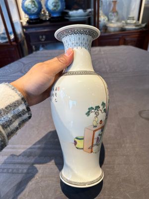 Two Chinese famille rose vases, two teapots and a Japanese wucai ewer, 19th C. — foto 63
