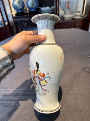 Two Chinese famille rose vases, two teapots and a Japanese wucai ewer, 19th C. — foto 65