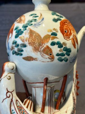 Two Chinese famille rose vases, two teapots and a Japanese wucai ewer, 19th C. — foto 7