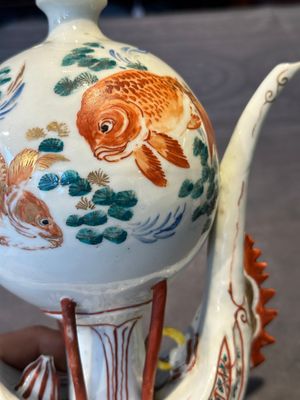 Two Chinese famille rose vases, two teapots and a Japanese wucai ewer, 19th C. — foto 8