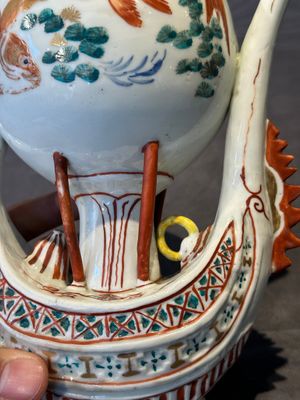 Two Chinese famille rose vases, two teapots and a Japanese wucai ewer, 19th C. — foto 9