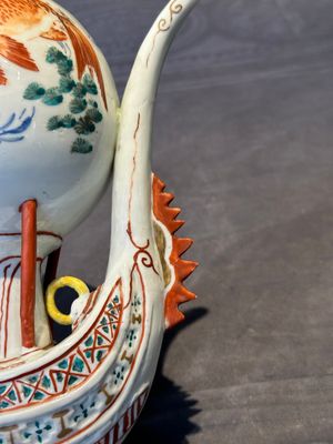 Two Chinese famille rose vases, two teapots and a Japanese wucai ewer, 19th C. — foto 10