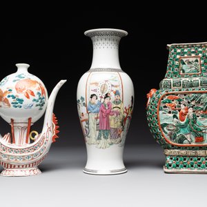 Two Chinese famille rose vases, two teapots and a Japanese wucai ewer, 19th C. — foto 2