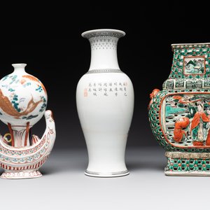 Two Chinese famille rose vases, two teapots and a Japanese wucai ewer, 19th C. — foto 3