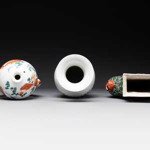 Two Chinese famille rose vases, two teapots and a Japanese wucai ewer, 19th C. — foto 4