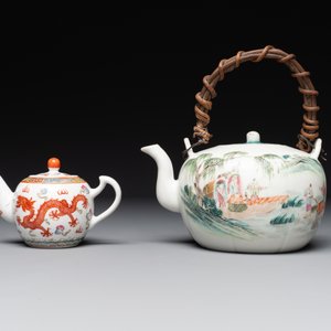 Two Chinese famille rose vases, two teapots and a Japanese wucai ewer, 19th C. — foto 6
