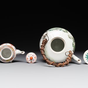 Two Chinese famille rose vases, two teapots and a Japanese wucai ewer, 19th C. — foto 8