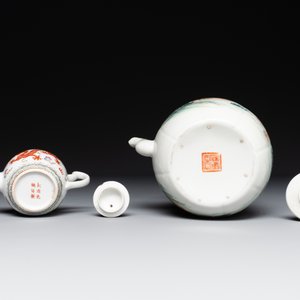 Two Chinese famille rose vases, two teapots and a Japanese wucai ewer, 19th C. — foto 9