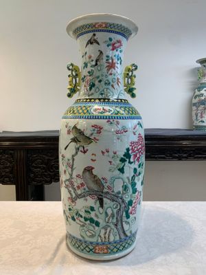 Two Chinese famille rose vases with birds among flowers and narrative design, 19th C. — 照片 16