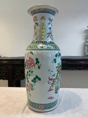 Two Chinese famille rose vases with birds among flowers and narrative design, 19th C. — 照片 17