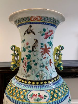 Two Chinese famille rose vases with birds among flowers and narrative design, 19th C. — 照片 21