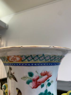 Two Chinese famille rose vases with birds among flowers and narrative design, 19th C. — 照片 23