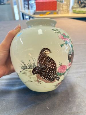 Two Chinese famille rose vases with birds and flowers, Qianlong mark, Republic — foto 1