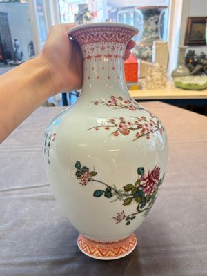 Two Chinese famille rose vases with birds and flowers, Qianlong mark, Republic — foto 11