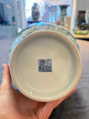 Two Chinese famille rose vases with birds and flowers, Qianlong mark, Republic — foto 13