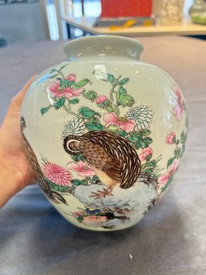 Two Chinese famille rose vases with birds and flowers, Qianlong mark, Republic — foto 2