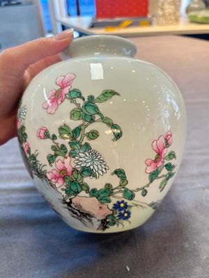Two Chinese famille rose vases with birds and flowers, Qianlong mark, Republic — foto 3