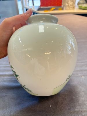 Two Chinese famille rose vases with birds and flowers, Qianlong mark, Republic — foto 4