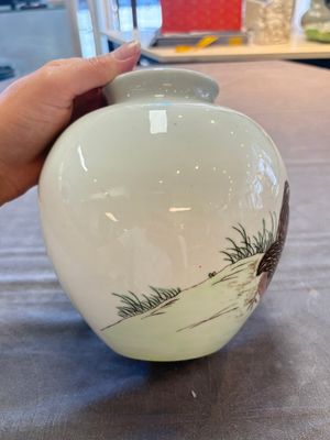 Two Chinese famille rose vases with birds and flowers, Qianlong mark, Republic — foto 5