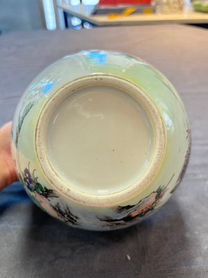 Two Chinese famille rose vases with birds and flowers, Qianlong mark, Republic — foto 7