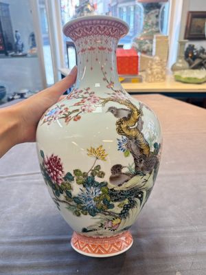 Two Chinese famille rose vases with birds and flowers, Qianlong mark, Republic — foto 8