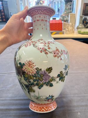 Two Chinese famille rose vases with birds and flowers, Qianlong mark, Republic — foto 9