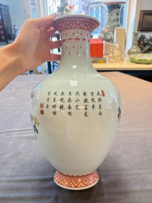 Two Chinese famille rose vases with birds and flowers, Qianlong mark, Republic — foto 10