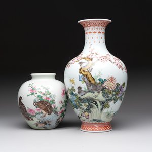 Two Chinese famille rose vases with birds and flowers, Qianlong mark, Republic — foto 1