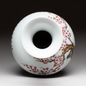 Two Chinese famille rose vases with birds and flowers, Qianlong mark, Republic — foto 12