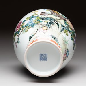 Two Chinese famille rose vases with birds and flowers, Qianlong mark, Republic — foto 13