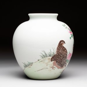 Two Chinese famille rose vases with birds and flowers, Qianlong mark, Republic — foto 5