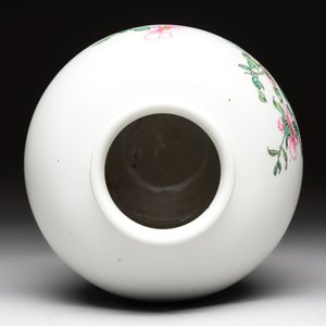 Two Chinese famille rose vases with birds and flowers, Qianlong mark, Republic — foto 6