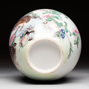 Two Chinese famille rose vases with birds and flowers, Qianlong mark, Republic — foto 7