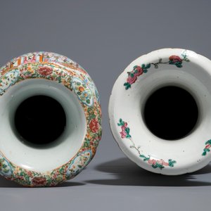 Two Chinese famille rose vases with court scenes, 19th C. — photo 5