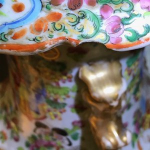 Two Chinese famille rose vases with court scenes, 19th C. — photo 10