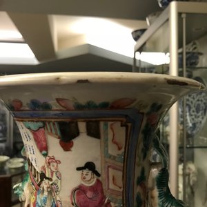 Two Chinese famille rose vases with court scenes, 19th C. — 照片 11