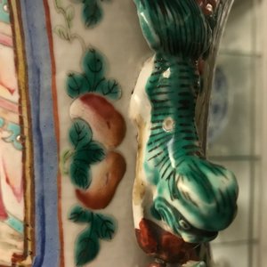 Two Chinese famille rose vases with court scenes, 19th C. — 照片 12