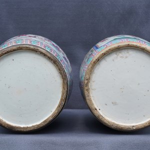 Two Chinese famille rose vases with court scenes, 19th C. — 照片 16