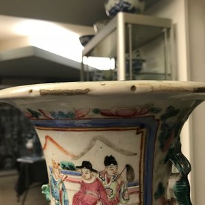 Two Chinese famille rose vases with court scenes, 19th C. — 照片 8