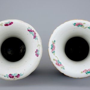 Two Chinese famille rose vases with court scenes, 19th C. — 照片 5