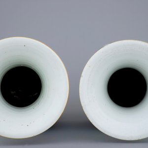 Two Chinese famille rose vases with figures and playing children, 19/20th C. — photo 5
