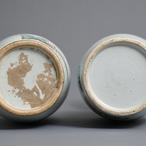 Two Chinese famille rose vases with figures in a garden, 19/20th C. — photo 5
